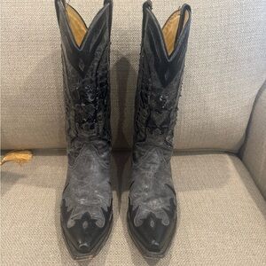 Black embroidered Corral square toe women’s cowboy boots. Size 9